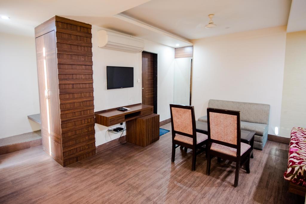 Hotel Crown Palace Bhopal Bagian luar foto