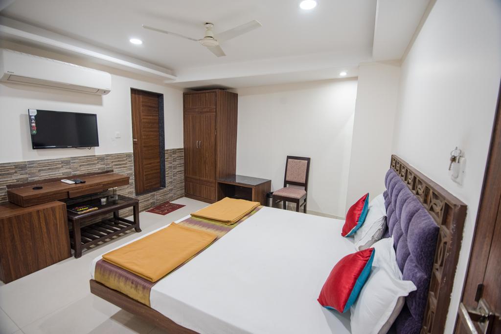 Hotel Crown Palace Bhopal Bagian luar foto